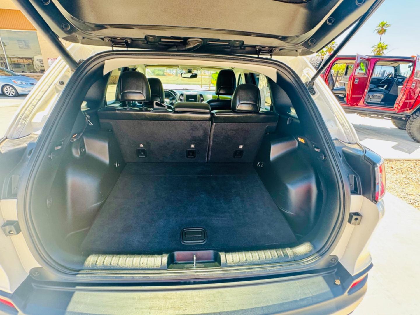 2019 White Jeep Cherokee Trailhawk 4WD (1C4PJMBX1KD) with an 3.2L V6 DOHC 24V engine, 9A transmission, located at 2190 Hwy 95, Bullhead City, AZ, 86442, (928) 704-0060, 0.000000, 0.000000 - On consignment. Super clean 2019 Jeep Cherokee Trailhawk. 4x4. Leather loaded. 56k miles. - Photo#7